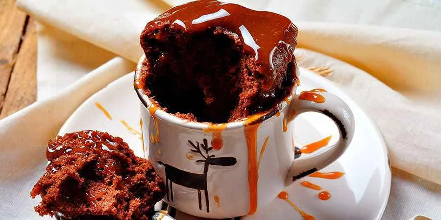 Imagem de um bolo de caneca recém-assado, com textura macia e fofinha perfeito para uma sobremesa rápida e deliciosa.