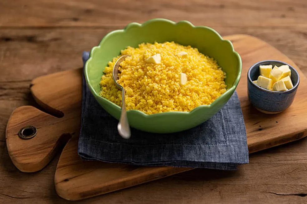 A imagem representa um prato com uma receita feita com milho, para festa junina