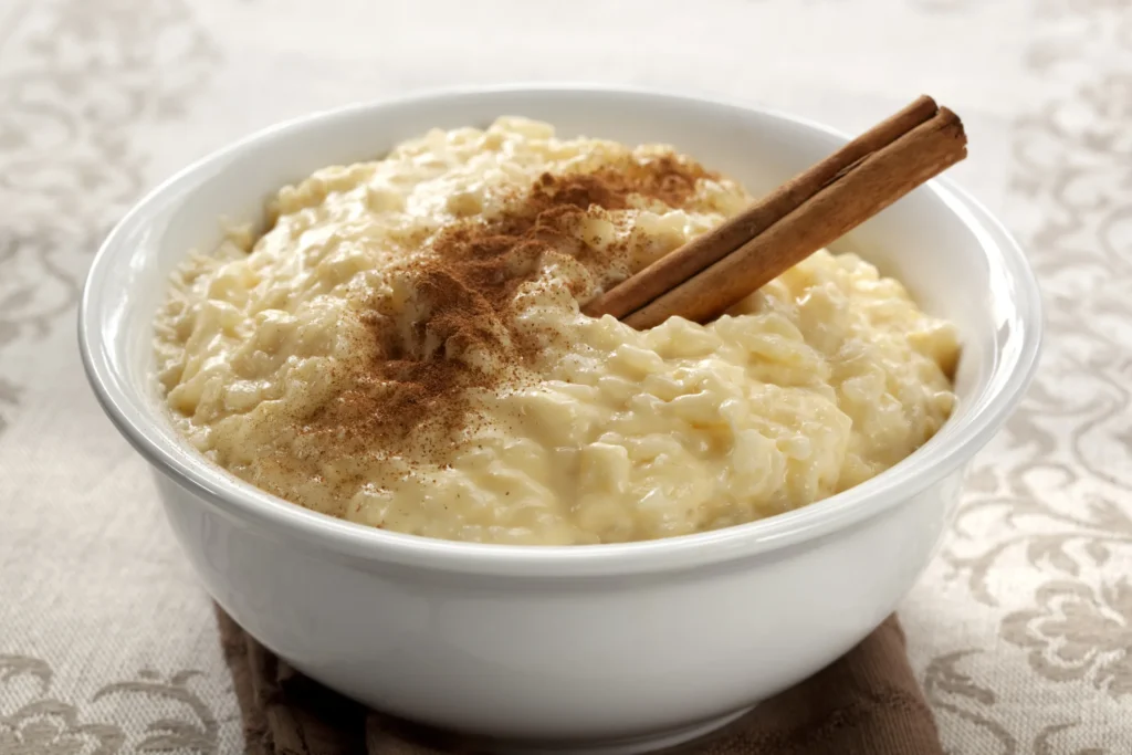 Arroz de leite cremoso com leite condensado servido em tigela de cerâmica