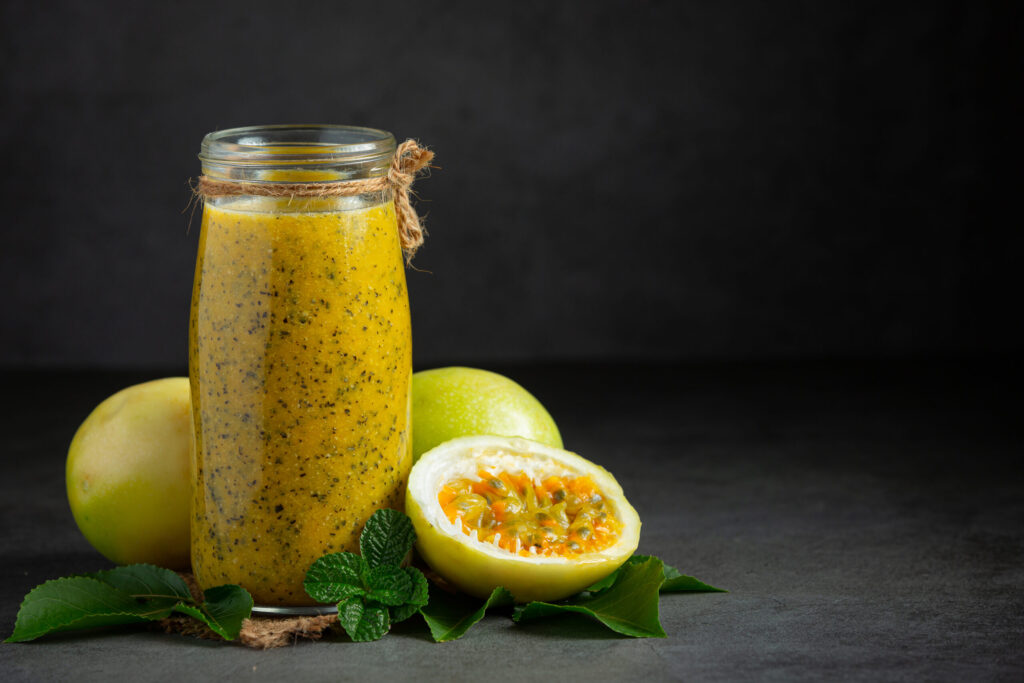 Imagem mostrando suco de maracujá, chá de folha de oliveira e vitamina de banana, receitas naturais para controlar a pressão alta em casa.