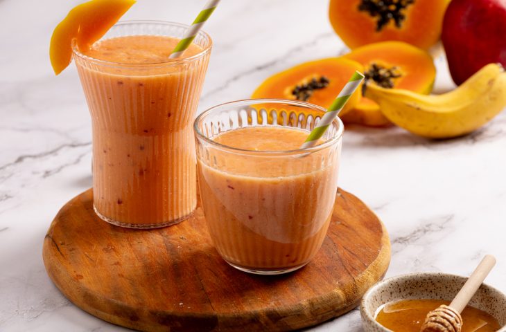 Caldo de peixe com espinha, vitamina de mamão com gergelim e chá de cavalinha com casca de ovo para fortalecer os ossos e combater osteoporose naturalmente.